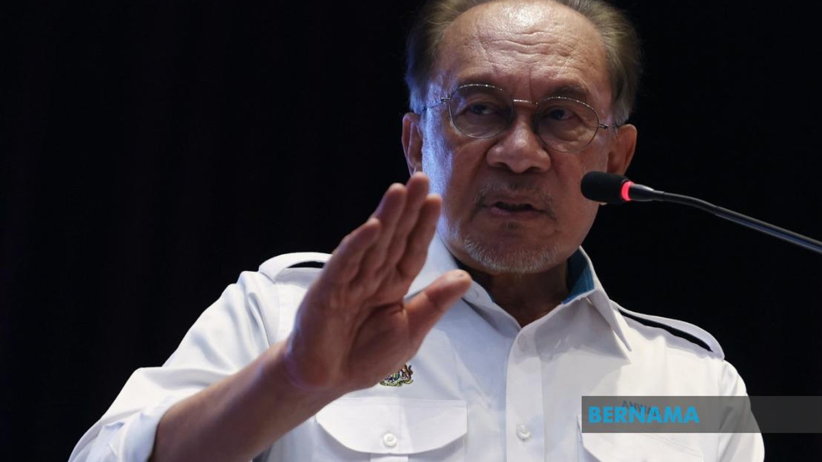 Anwar Urges Political Parties to Keep Royal Institutions Out of Electoral Disputes