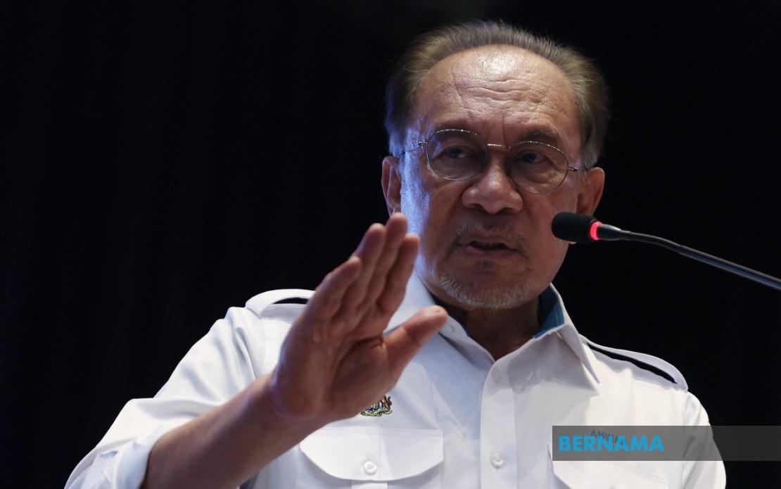 Anwar Urges Political Parties to Keep Royal Institutions Out of Electoral Disputes